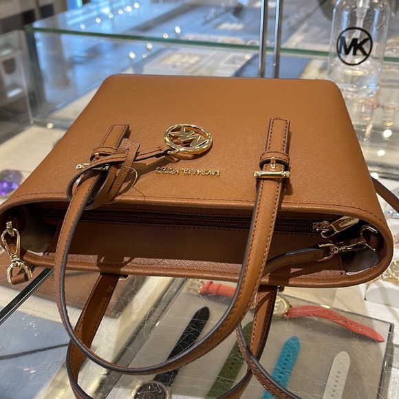 MICHAEL KORS
Jet Set Travel Extra-Small Saffiano Leather Top-Zip Tote 
Luggage - Picture 12 of 16